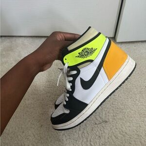 Jordan 1 Retro High
White Black Volt University Gold